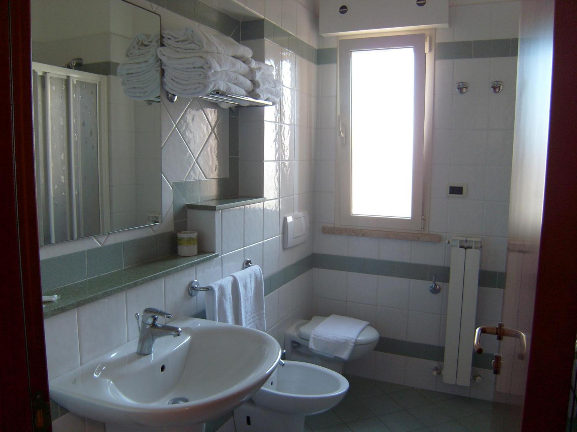 Residence Torre Del Mar Alba Adriatica Kamer foto
