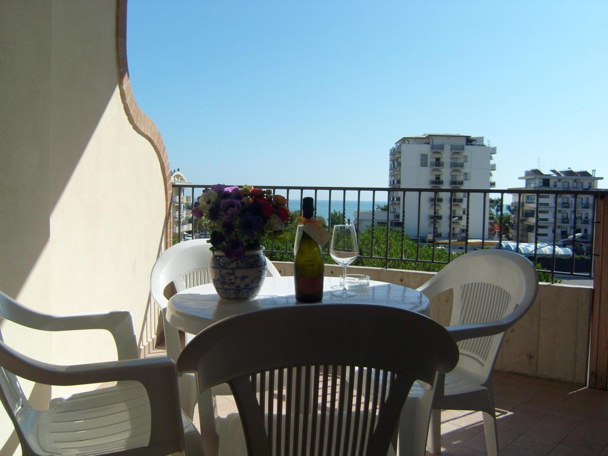 Residence Torre Del Mar Alba Adriatica Kamer foto